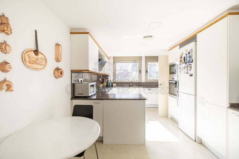 Foto e4c13d5e-05dc-44b9-945b-8550737d9087. Àtic amb xemeneia calefacció aparcament piscina a Sant Cugat del Vallès