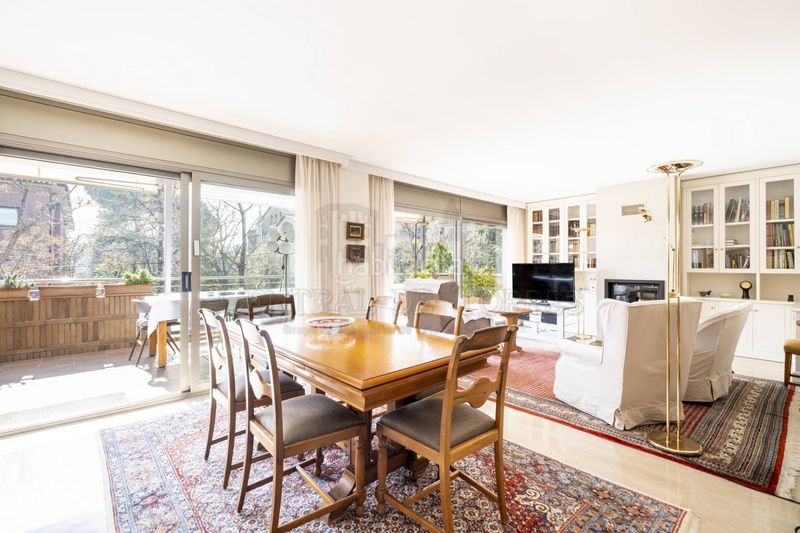 Foto eb15c79b-4b9a-4405-af12-e60803acc6b8. Àtic amb xemeneia calefacció aparcament piscina a Sant Cugat del Vallès