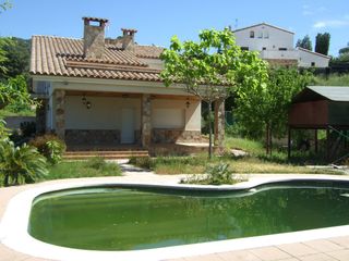 Casa  Urbanización. Casa a  4 vientos con piscina !!