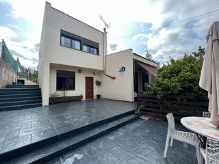 Haus  Carrer gran vista. Casa con jardin